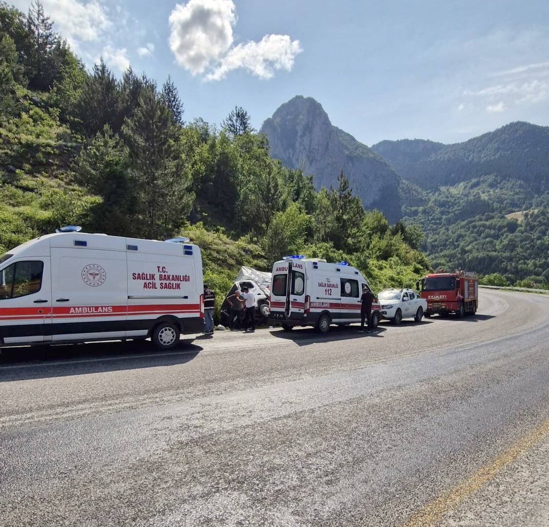 KASTAMONU-İNEBOLU KARA YOLU KÜRE İLÇESİ MEVKİİNDE KAMYON ŞARAMPOLDE DEVRİLDİ. KAZADA YARALANAN 2...