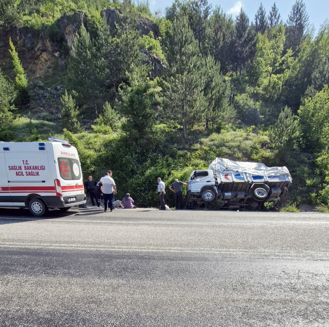 KASTAMONU-İNEBOLU KARA YOLU KÜRE İLÇESİ MEVKİİNDE KAMYON ŞARAMPOLDE DEVRİLDİ. KAZADA YARALANAN 2...