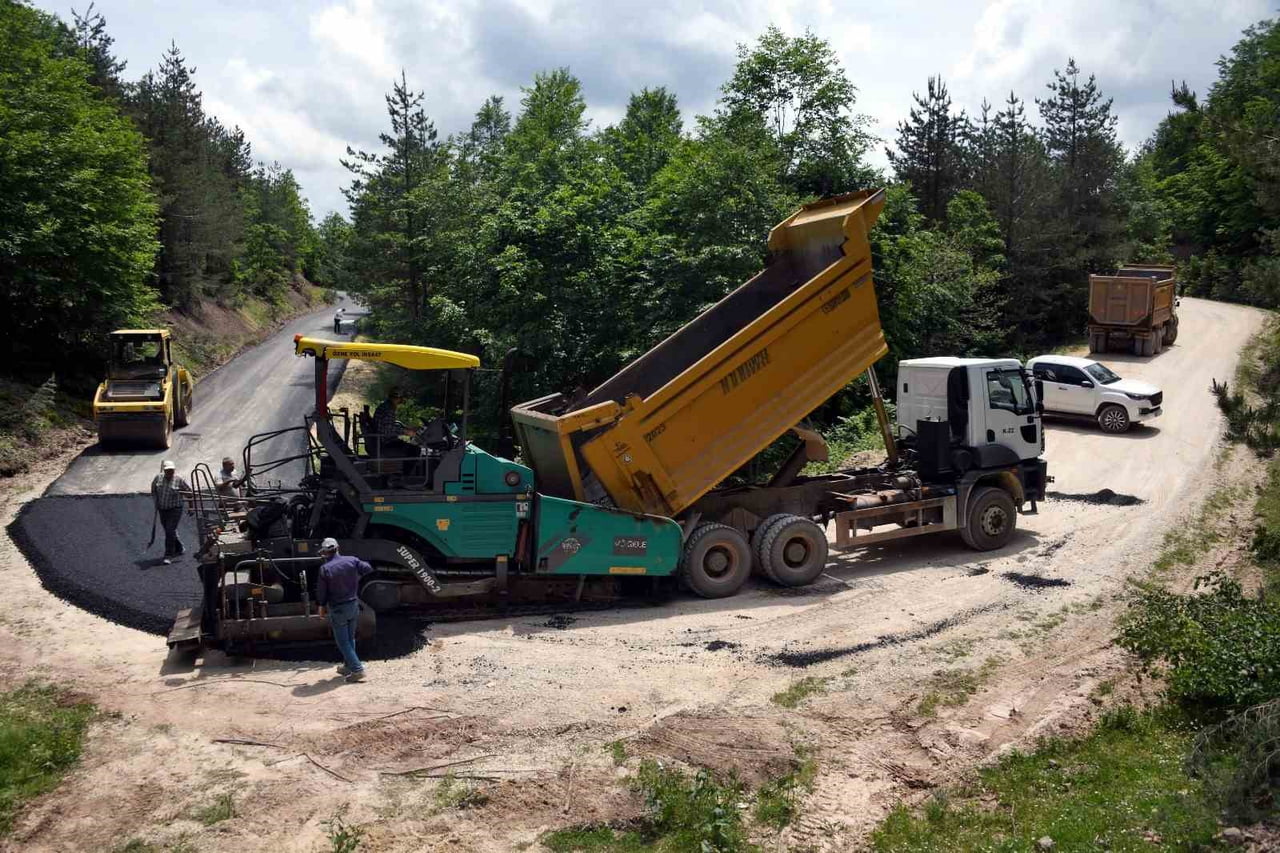KASTAMONU’NUN AZDAVAY İLÇESİNDE İL ÖZEL İDARESİ EKİPLERİNCE GURUP YOLLARIN BİTÜMLÜ SICAK KARIŞIM...