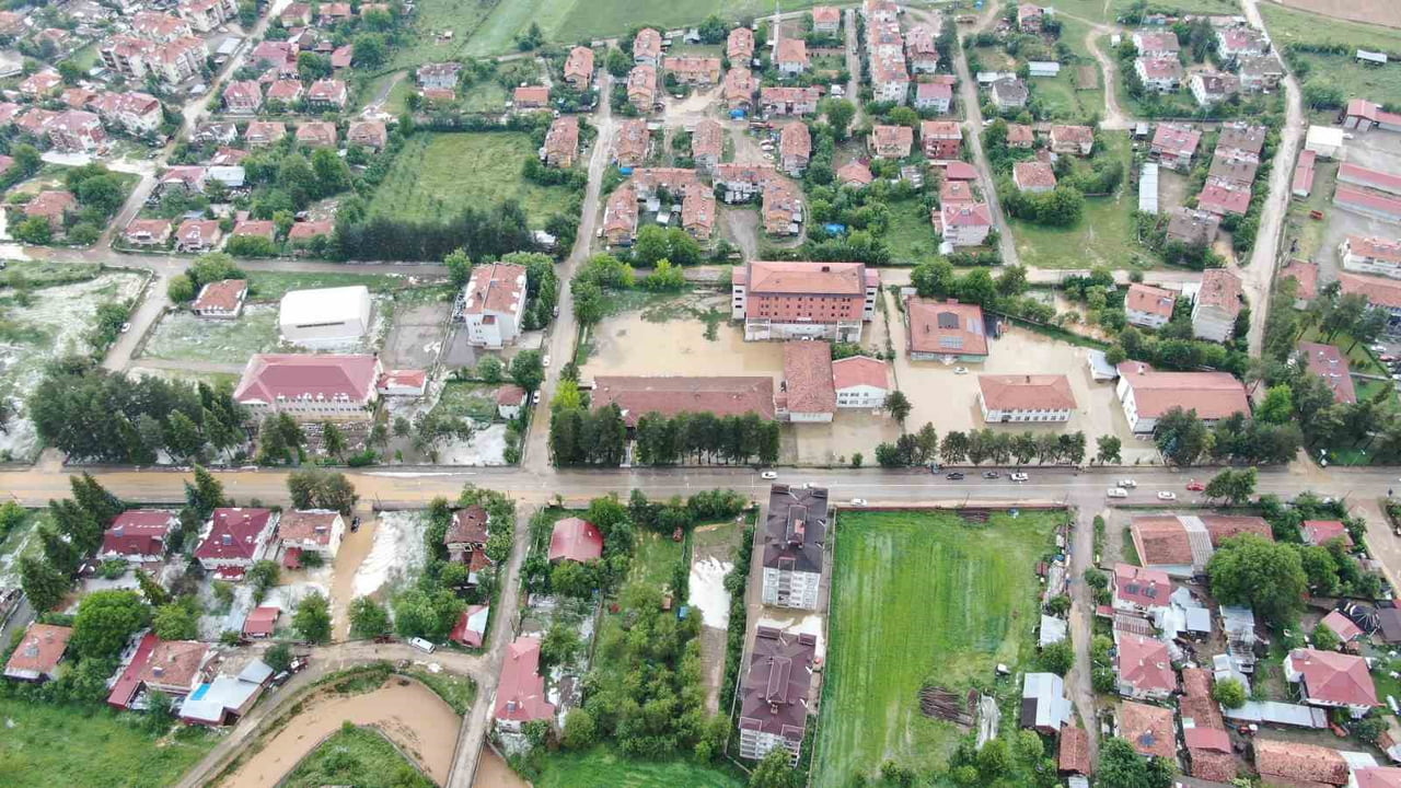 KASTAMONU’NUN DADAY İLÇESİNDE SAĞANAK YAĞIŞ İLE BİRLİKTE ETKİLİ OLAN DOLU YAĞIŞI HAYATI FELÇ ETTİ....