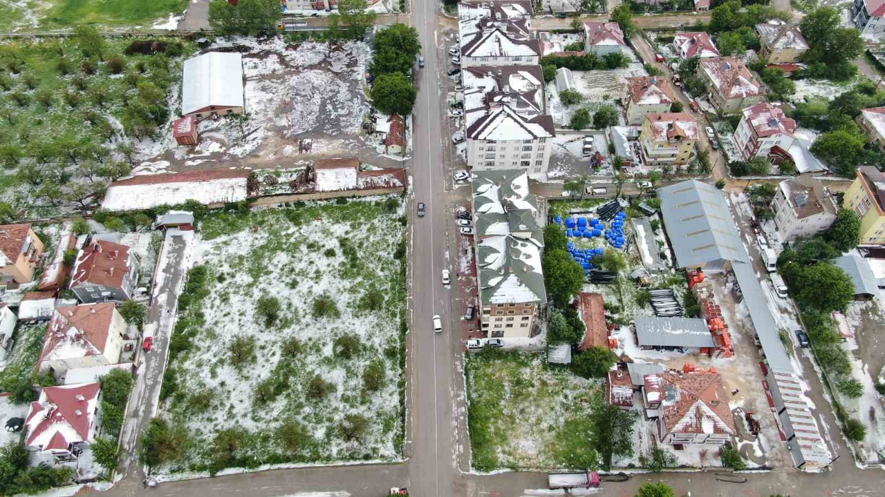 KASTAMONU’NUN DADAY İLÇESİNDE SAĞANAK YAĞIŞ İLE BİRLİKTE ETKİLİ OLAN DOLU YAĞIŞI HAYATI FELÇ ETTİ....
