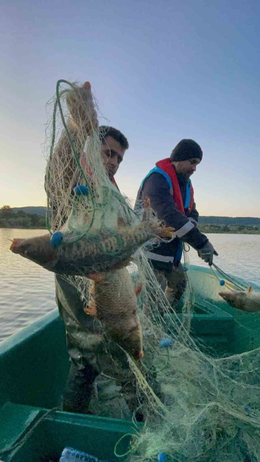 KASTAMONU’NUN DEVREKANİ İLÇESİNDE BULUNAN BEYLER BARAJINDA SUYA SERİLİ VAZİYETTE BULUNAN 3 ADET...