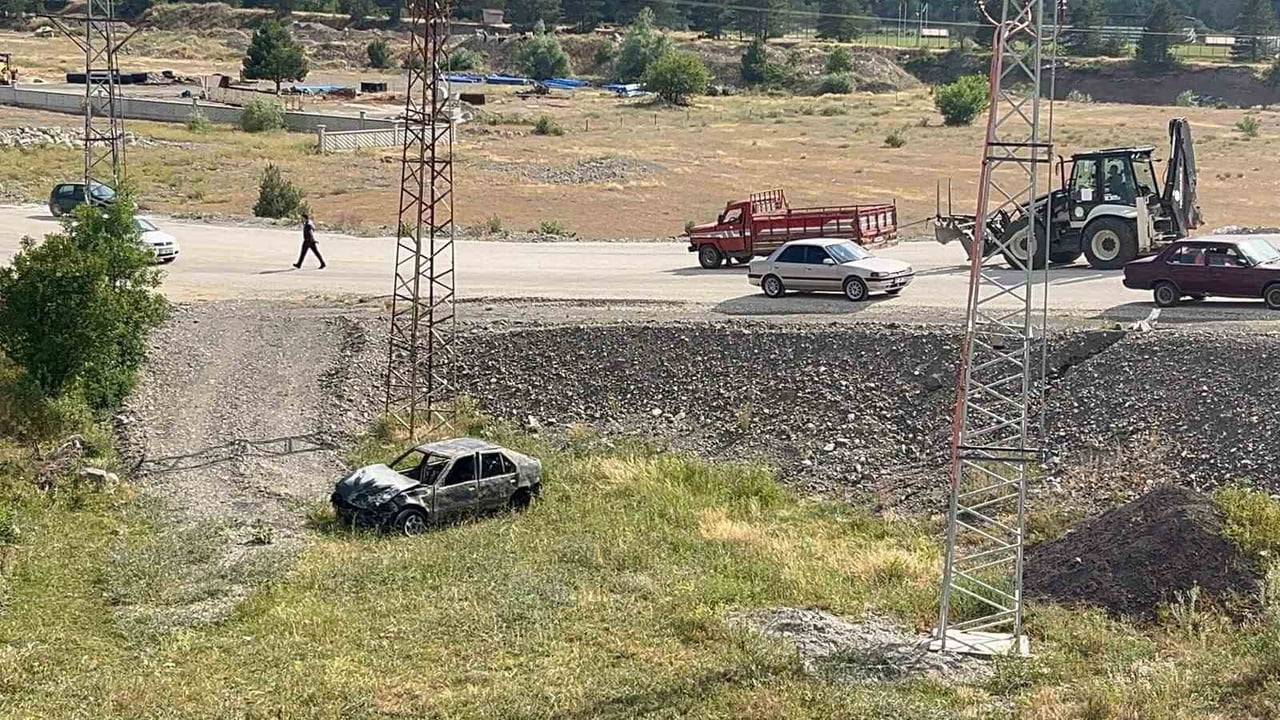 KASTAMONU’NUN İHSANGAZİ İLÇESİNDE KAMYONETLE ÇARPIŞAN OTOMOBİLDE ÇIKAN YANGIN İTFAİYE EKİPLERİ...