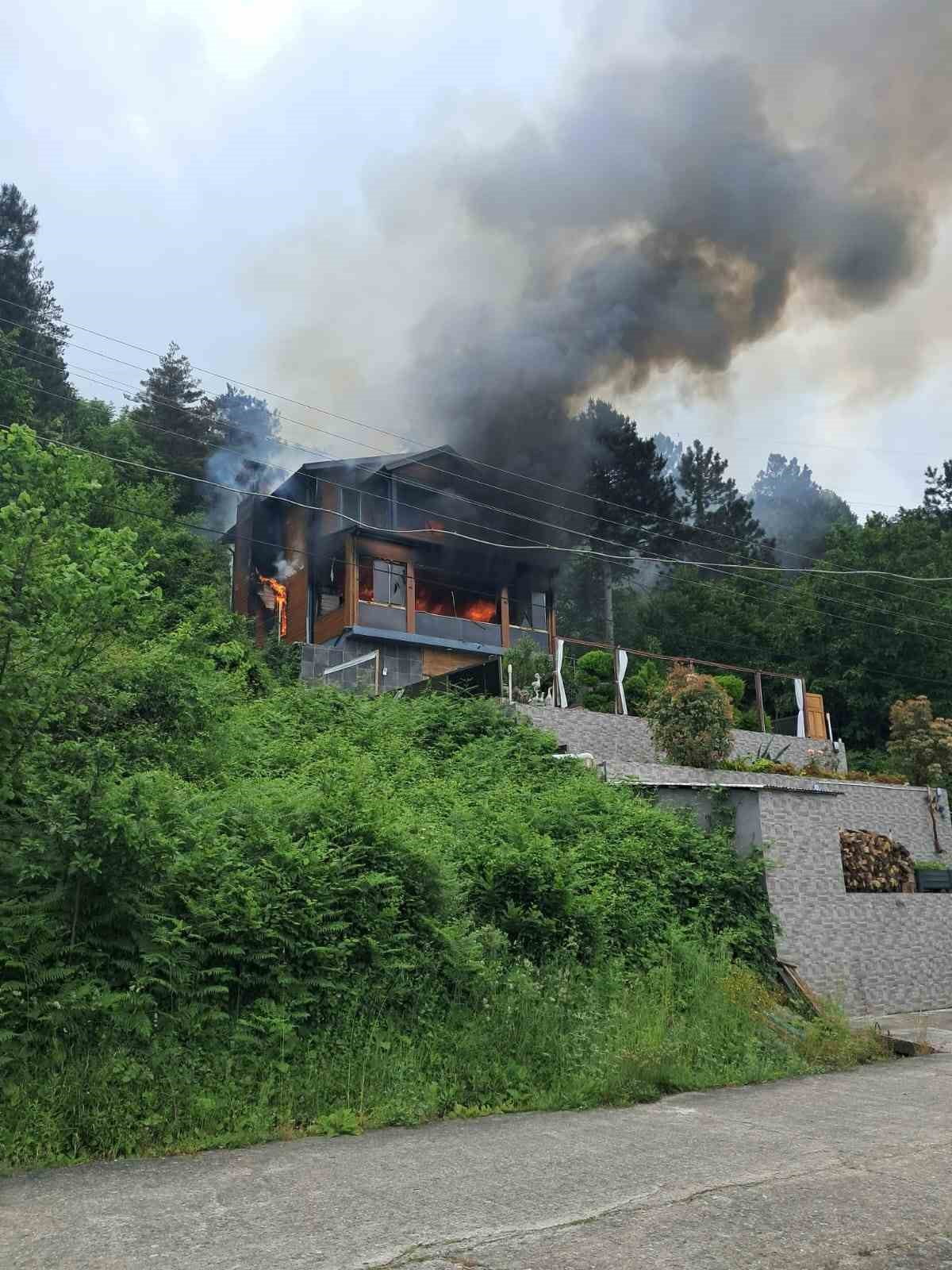 KASTAMONU’NUN İNEBOLU İLÇESİNDE ÜÇ KATLI VİLLADA YANGIN ÇIKTI. YANGINDA VİLLADA BÜYÜK ÇAPTA HASAR...