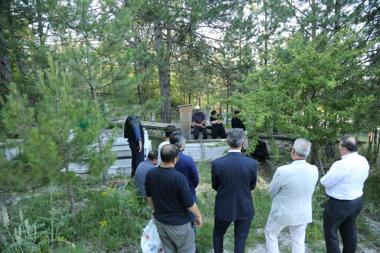 KASTAMONU’NUN ÖNEMLİ HAT ÜSTATLARINDAN HATTAT MUHİTTİN TANIR’IN KABRİ, VEFATINDAN 70 YIL SONRA...