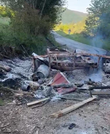 KASTAMONU’NUN TAŞKÖPRÜ İLÇESİNDE ÇIKAN YANGINDA PARK HALİNDEKİ KARAVAN İLE İŞ MAKİNESİ...