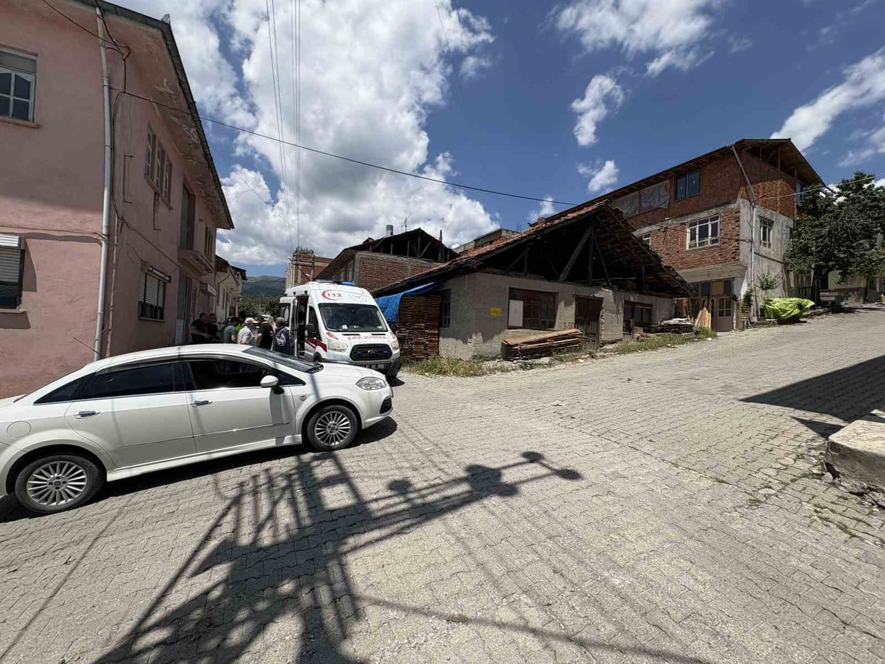 KASTAMONU’NUN TOSYA İLÇESİNDE OYUN OYNADIĞI SIRADA YOLA ÇIKAN ÇOCUĞA, ARAÇ ÇARPTI. YARALANAN...