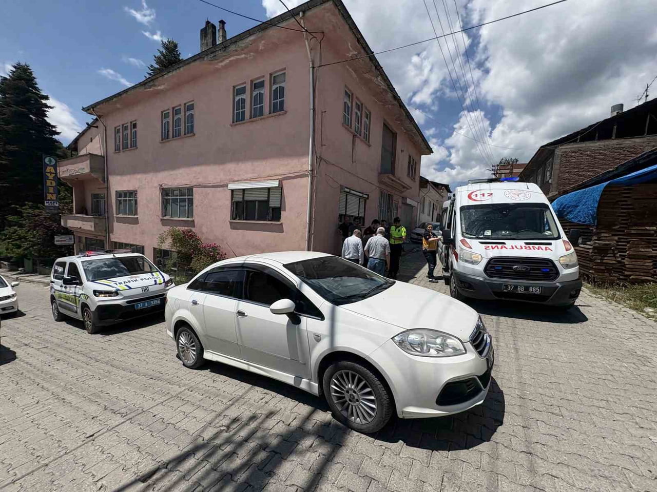KASTAMONU’NUN TOSYA İLÇESİNDE OYUN OYNADIĞI SIRADA YOLA ÇIKAN ÇOCUĞA, ARAÇ ÇARPTI. YARALANAN...