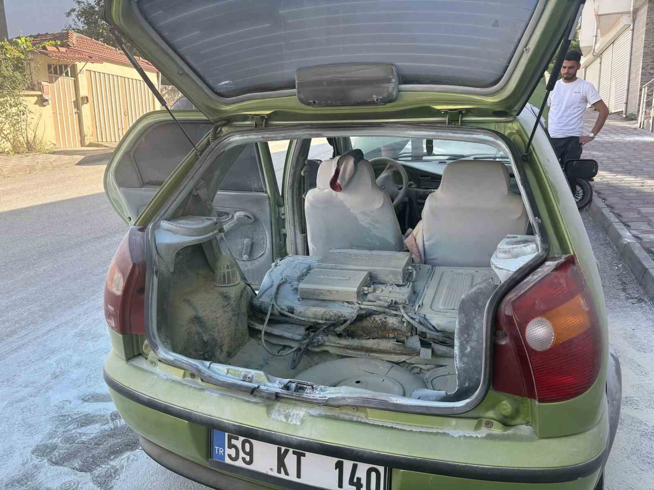 KASTAMONU’NUN TOSYA İLÇESİNDE PARK HALİNDEKİ ARAÇ, ELEKTRİK AKSAMINDAN KAYNAKLI ALEV ALDI. ARAÇTA...