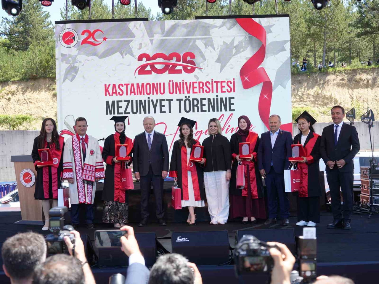 KASTAMONU ÜNİVERSİTESİNİ DERECEYLE BİTİREN MEZUNLARA PROTOKOL ÜYELERİ TARAFINDAN ÖDÜLLERİ TAKDİM...