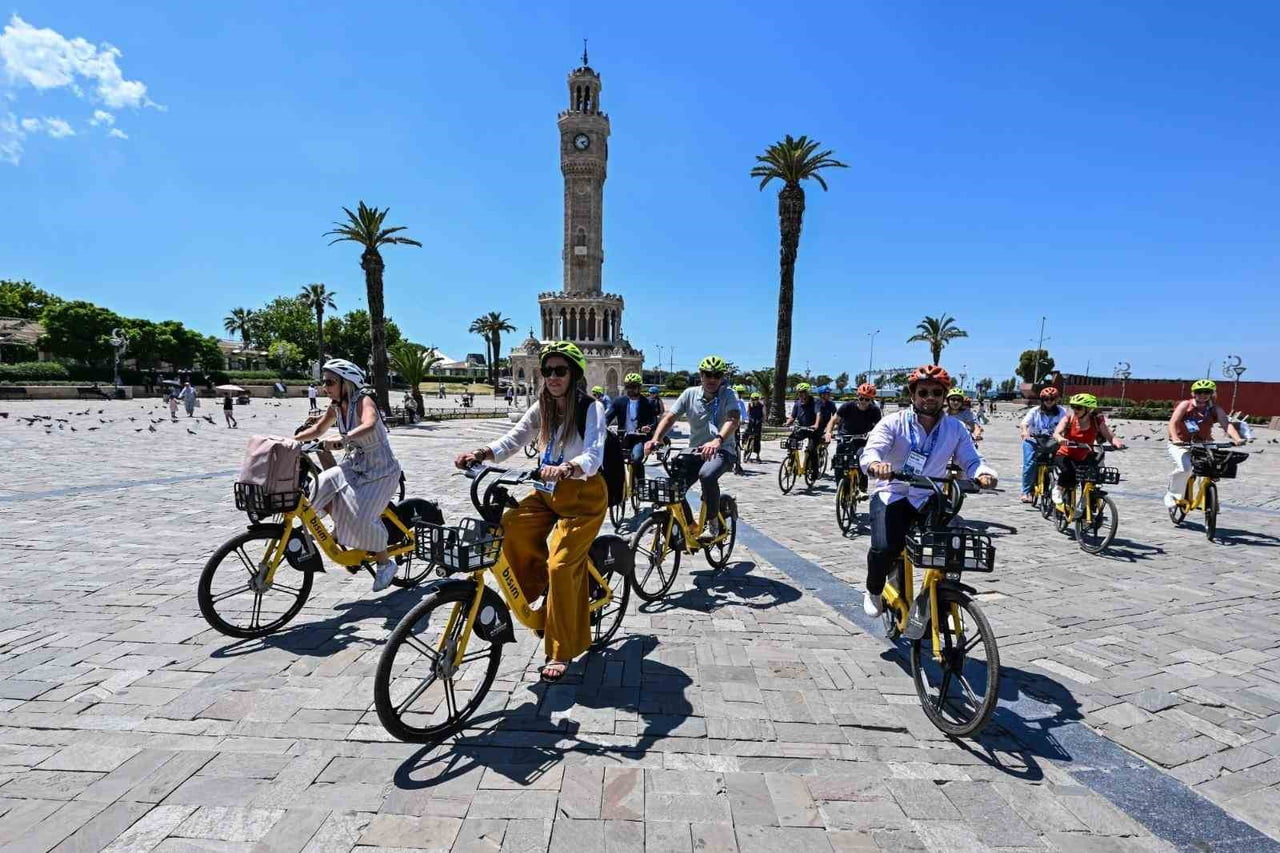 KATILIMCILAR, KENTİN TARİHİ VE SOSYAL DOKUSUNU YERİNDE GÖZLEMLEYEREK İZMİR'İ FARKLI BİR...