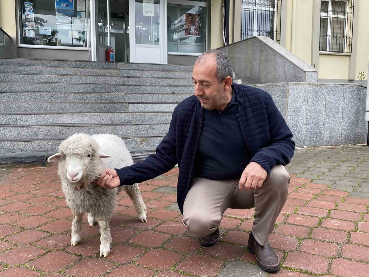 KAVAK ADLİYESİ’NİN SEVİMLİ MASKOTU: "TERTİP" HER YERDE MECİT UZUN’UN PEŞİNDE