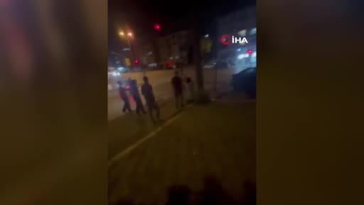 Kavga ettiği kişilere silahla saldırmaya çalıştığı iddia edilen saldırgan kamerada
