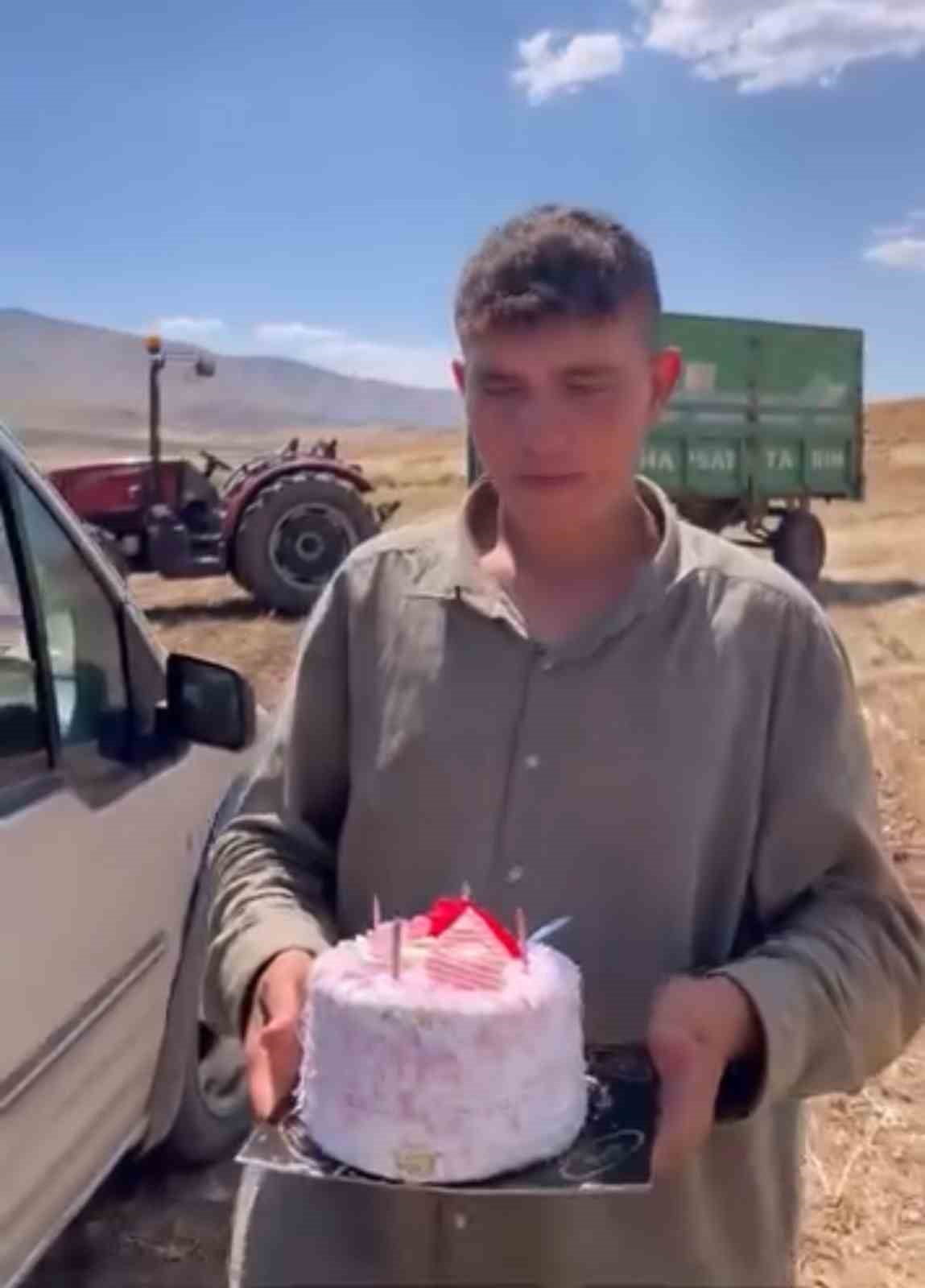 KAVURUCU SICAĞA İNAT MERCİMEK TARLASINDA DOĞUM GÜNÜ SÜRPRİZİ