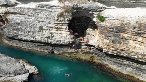 Kayalıklardan Karadeniz'in serin sularına atladılar