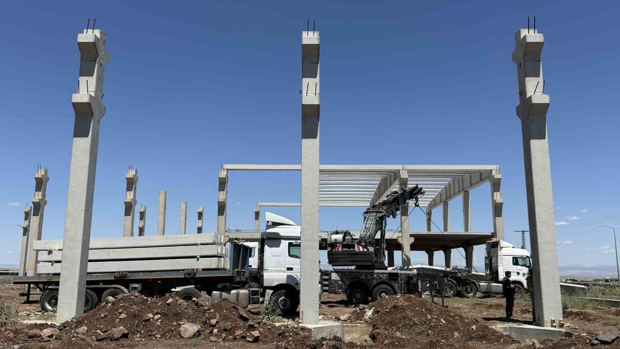 KAYAPINAR İLÇESİNDE YERE BIRAKTIKLARI YAKLAŞIK 15 TONLUK BETON BLOK ALTINDA KALAN İŞÇİLERDEN BİRİ...