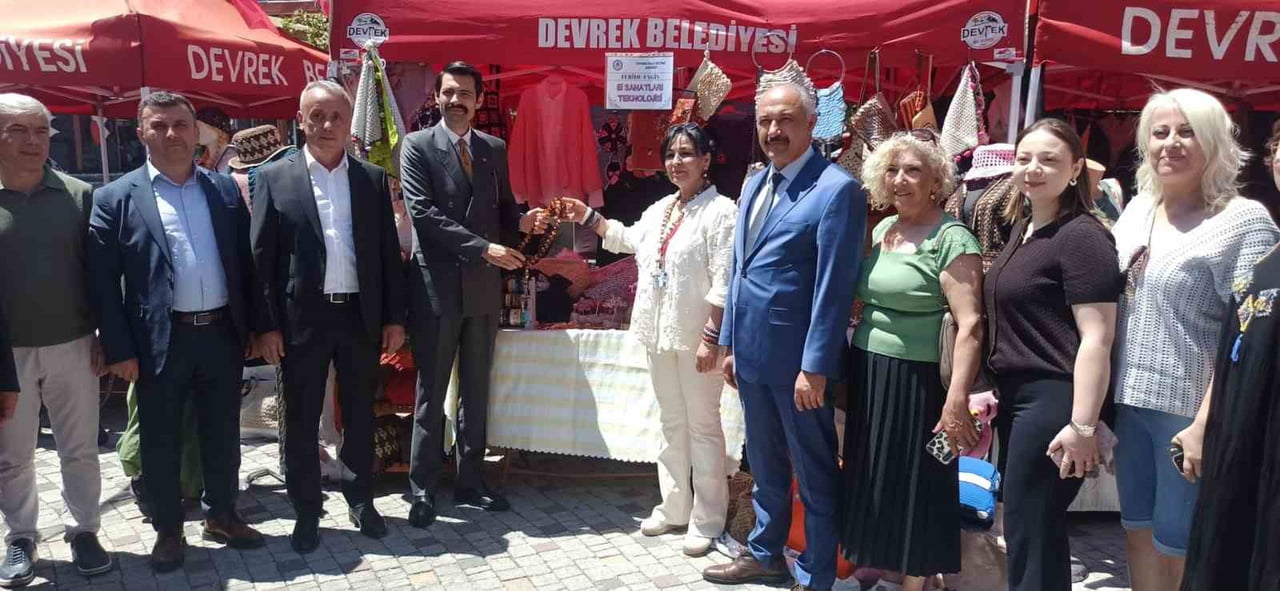 KAYMAKAM BIÇAKÇI'YA BİR SERGİDE TESBİH HEDİYE EDİLDİ