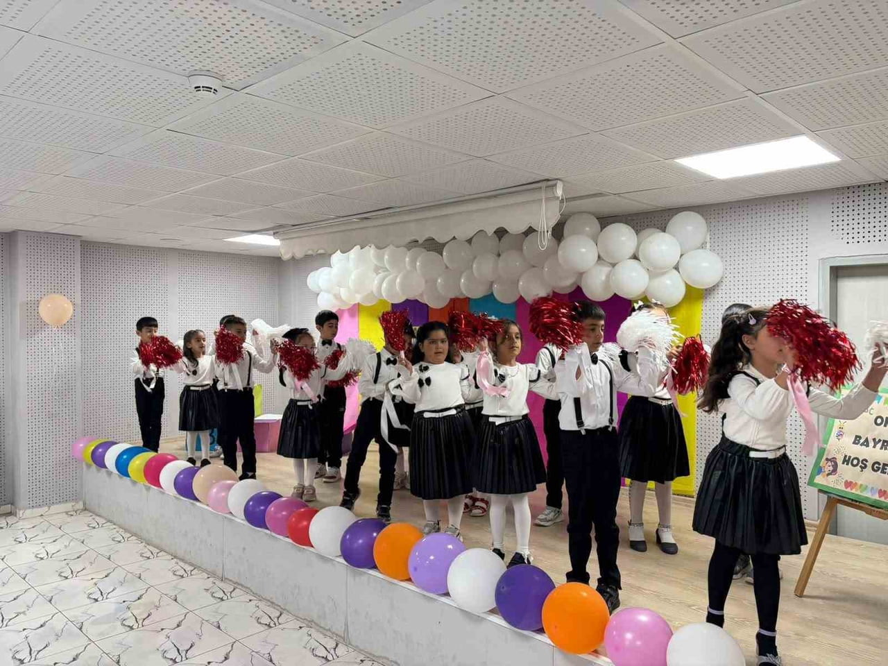 KAYMAKAM KAHRAMAN, ÖĞRENCİLERİN OKUMA BAYRAMI COŞKUSUNA ORTAK OLDU(KARS-İHA)