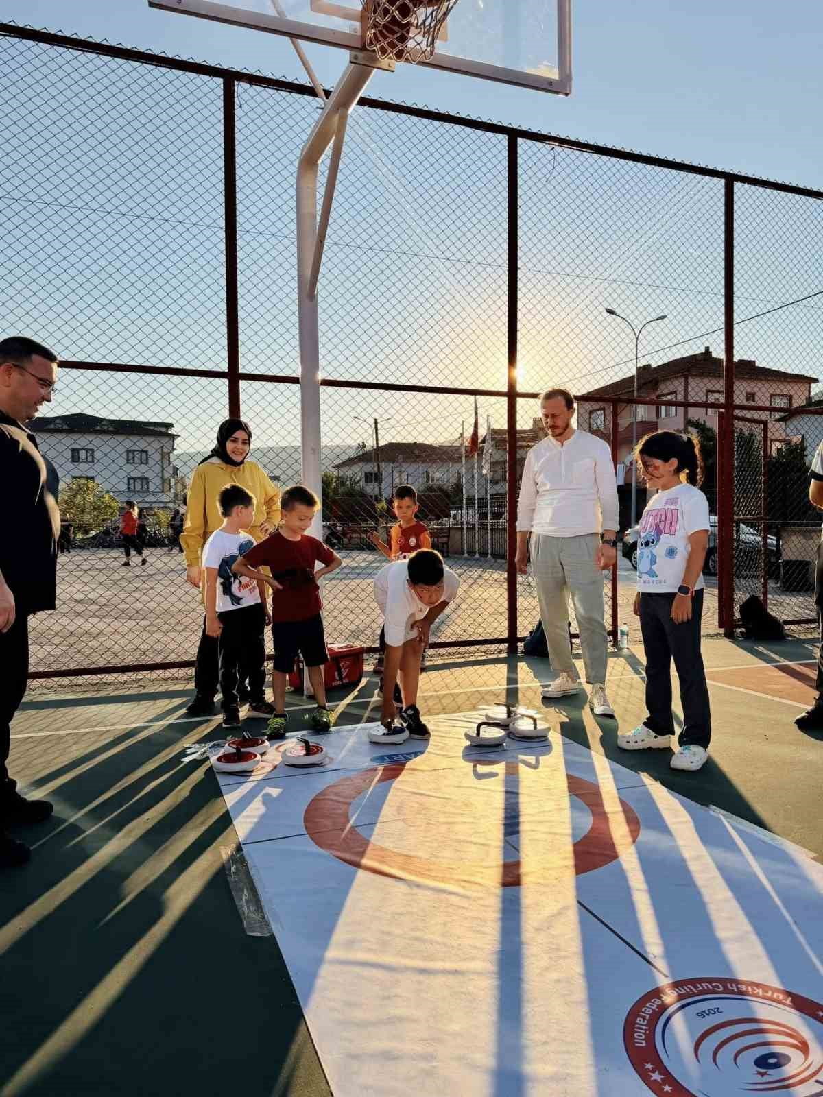 KAYMAKAM KILIÇ ÇOCUKLARLA BİLEK GÜREŞİ YAPTI