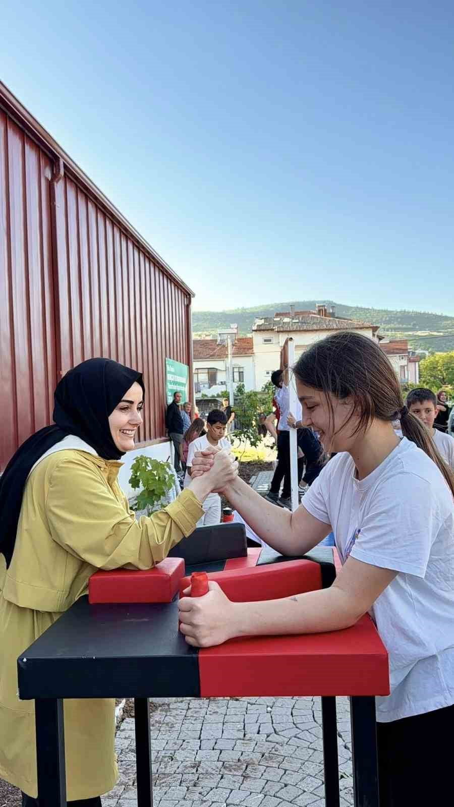 KAYMAKAM KILIÇ ÇOCUKLARLA BİLEK GÜREŞİ YAPTI