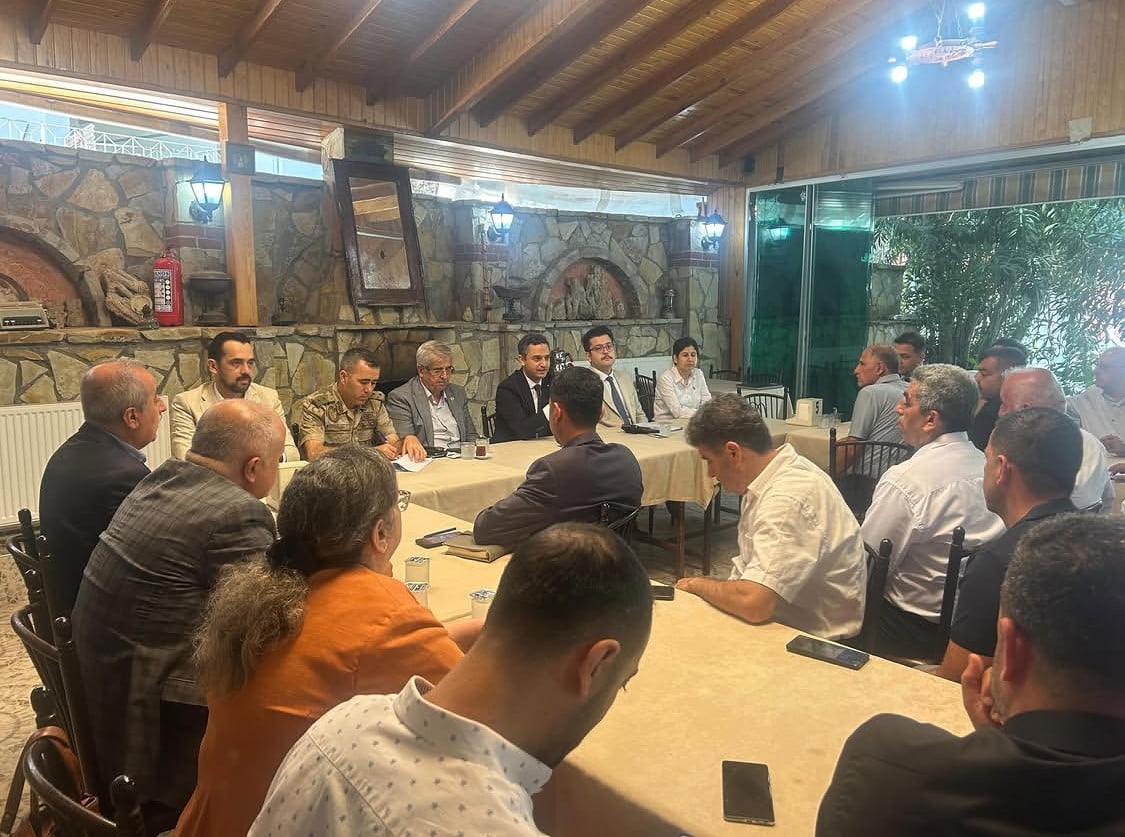 KAYMAKAM OĞUZ CEM MURAT BAŞKANLIĞINDA GERÇEKLEŞTİRİLEN MUHTARLAR TOPLANTISI’NDA MAHALLELERİN...