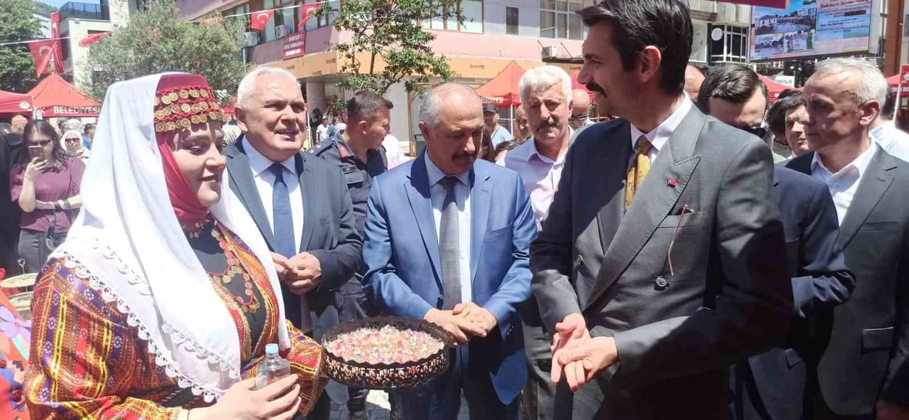 KAYMAKAM ONUR ALP BIÇAKÇI VE PROTOKOL ÜYELERİ STANDLARI ZİYARET ETTİLER