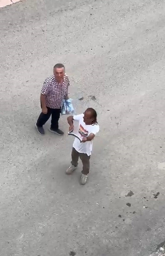 KAYNARCA İLÇESİNDE BİR EVİN İÇİNE GİREN YILAN, BELEDİYE PERSONELİNCE ÇIPLAK ELLE YAKALANARAK DOĞAL...