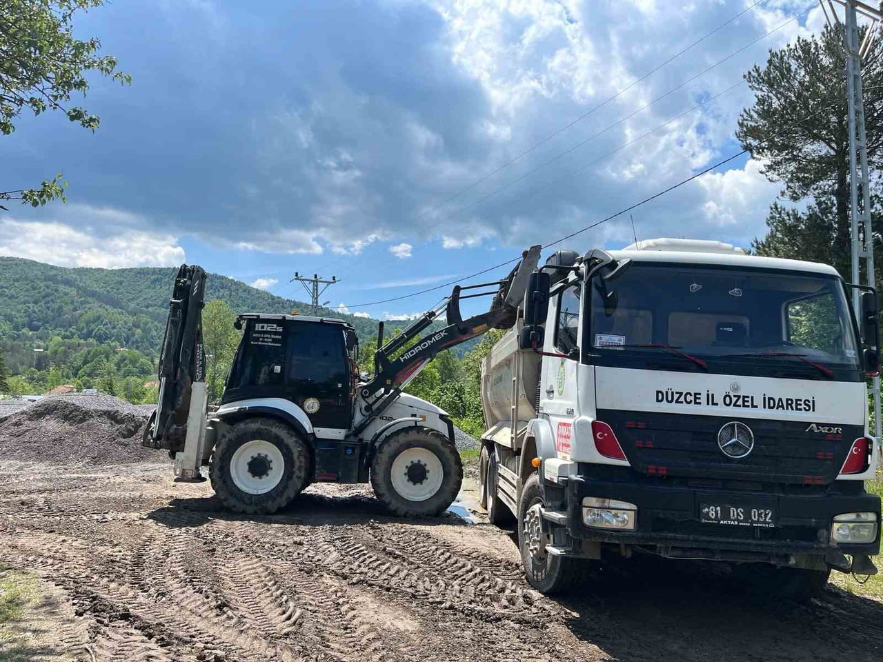KAYNAŞLI İLÇESİNE BAĞLI ALTUNKÖY VE YENİYURT KÖYLERİ ARASINDAKİ BAĞLANTI YOLUNDA SATHİ KAPLAMA...