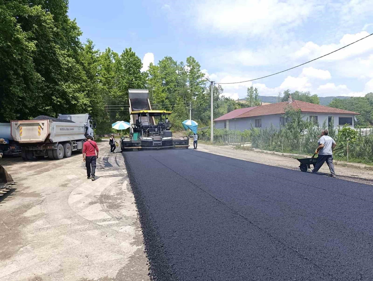 KAYNAŞLI İLÇESİNE BAĞLI DARIYERİ HASANBEY KÖYÜ’NDE YÜRÜTÜLEN SICAK ASFALT SERİM ÇALIŞMALARI...