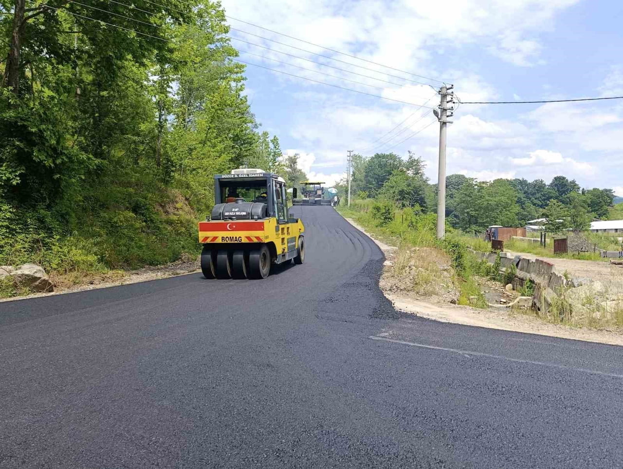 KAYNAŞLI İLÇESİNE BAĞLI DARIYERİ HASANBEY KÖYÜ’NDE YÜRÜTÜLEN SICAK ASFALT SERİM ÇALIŞMALARI...