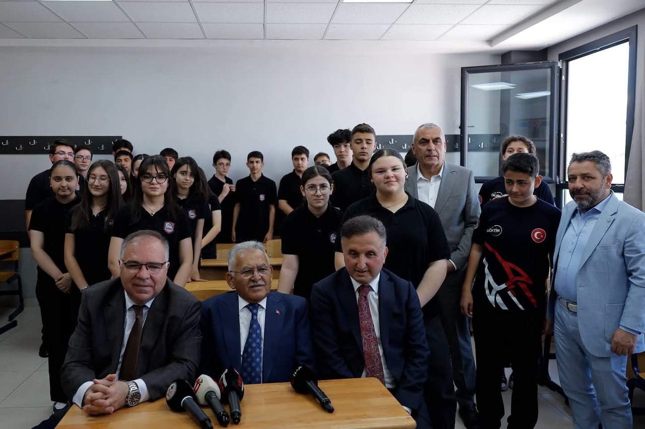 KAYSERİ'DE 2025-2026 EĞİTİM ÖĞRETİM YILI SONA ERERKEN, PROTOKOLDE ÖĞRENCİLERİN KARNE HEYECANINI...