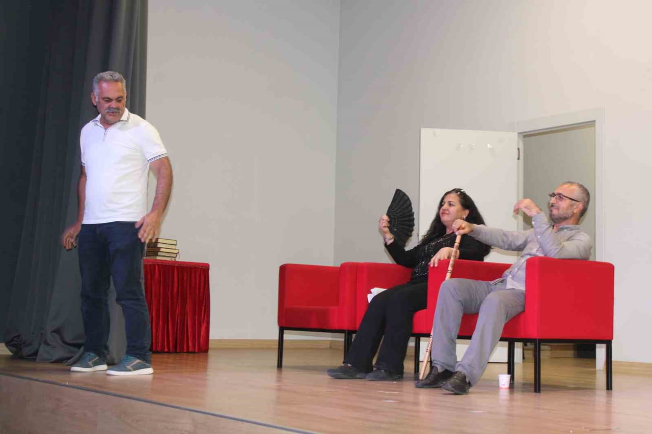 KAYSERİ'DE BİR GRUP ÖĞRETMEN KURS SONRASI KURDUKLARI TİYATRO EKİBİYLE HAYALLERİNİ...