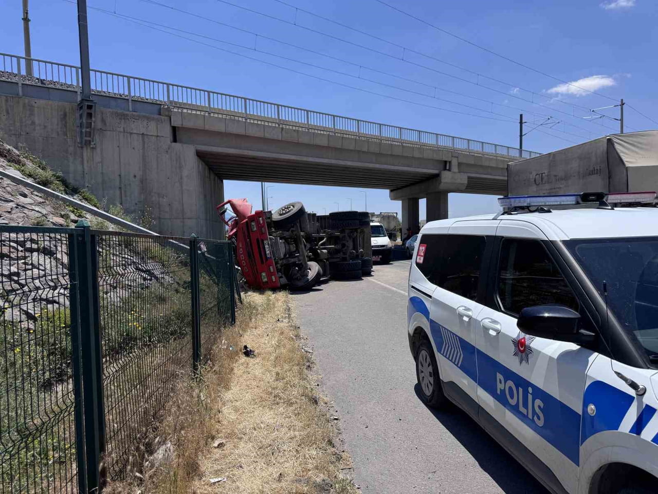 KAYSERİ'DE DAMPERİ AÇILAN KAMYONUN KÖPRÜYE ÇARPIP YAN YATMASI SONUCU MEYDANA GELEN KAZADA 1 KİŞİ...