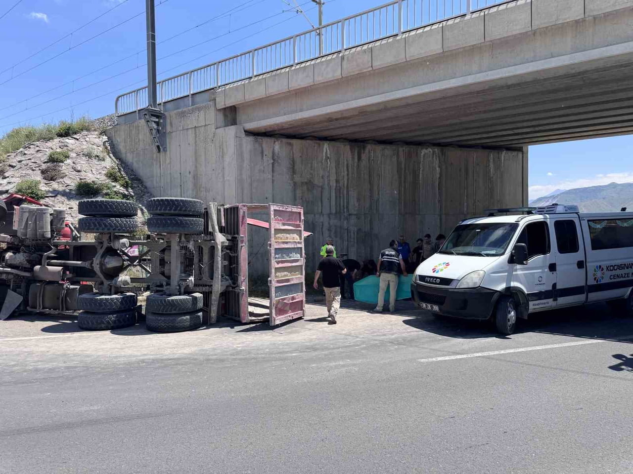 KAYSERİ'DE DAMPERİ AÇILAN KAMYONUN KÖPRÜYE ÇARPIP YAN YATMASI SONUCU MEYDANA GELEN KAZADA 1 KİŞİ...