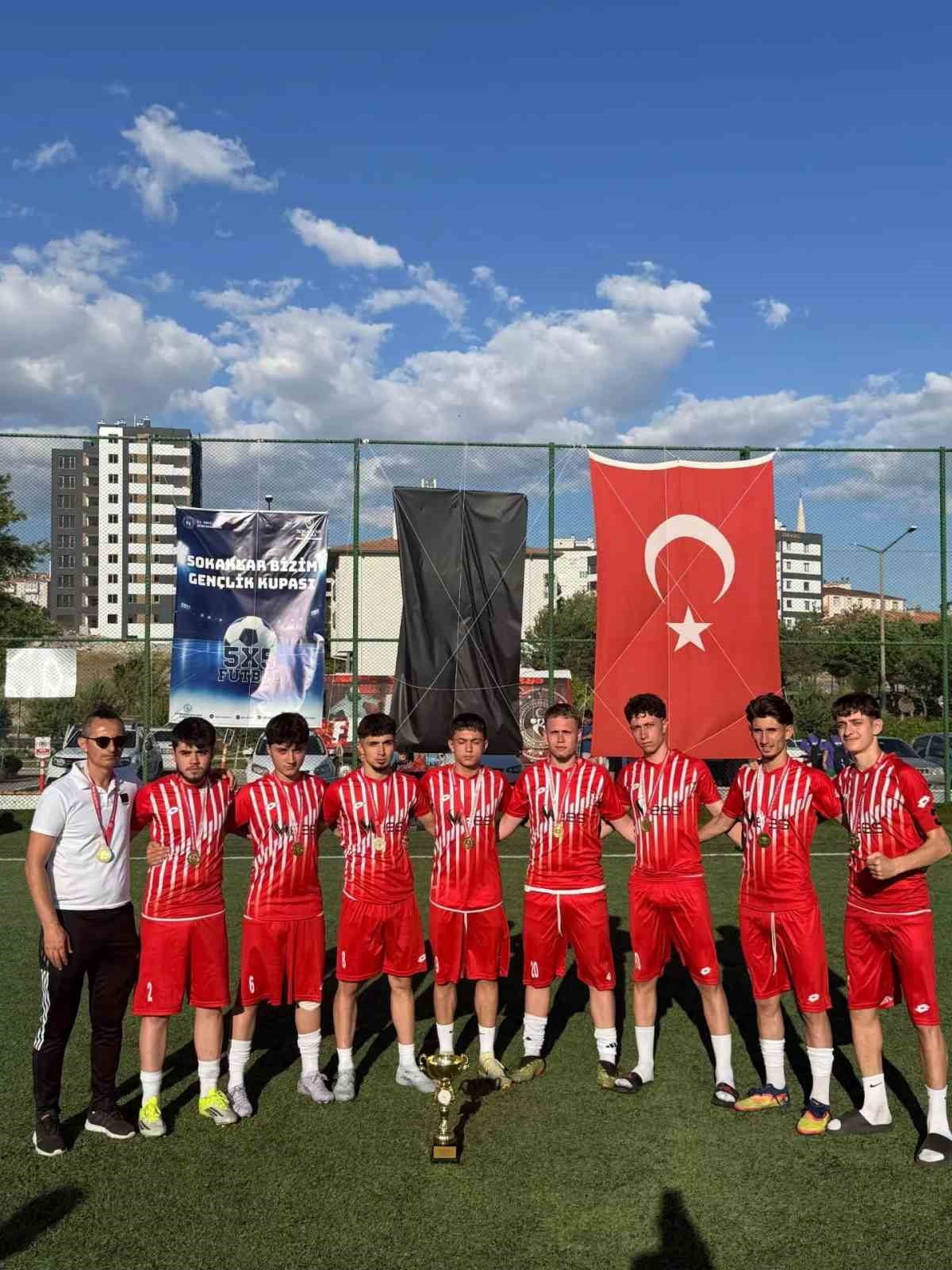 KAYSERİ'DE DÜZENLENEN SOKAKLAR BİZİM 5X5 İÇ ANADOLU BÖLGE MÜSABAKALARINDA ŞAMPİYONLUĞA ULAŞAN...