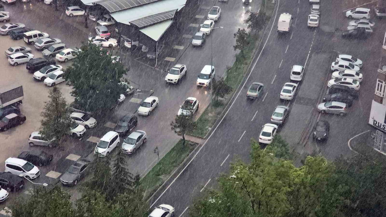 KAYSERİ'DE ETKİLİ OLAN KUVVETLİ YAĞIŞ VE DOLU VATANDAŞLARA ZOR ANLAR YAŞATTI.