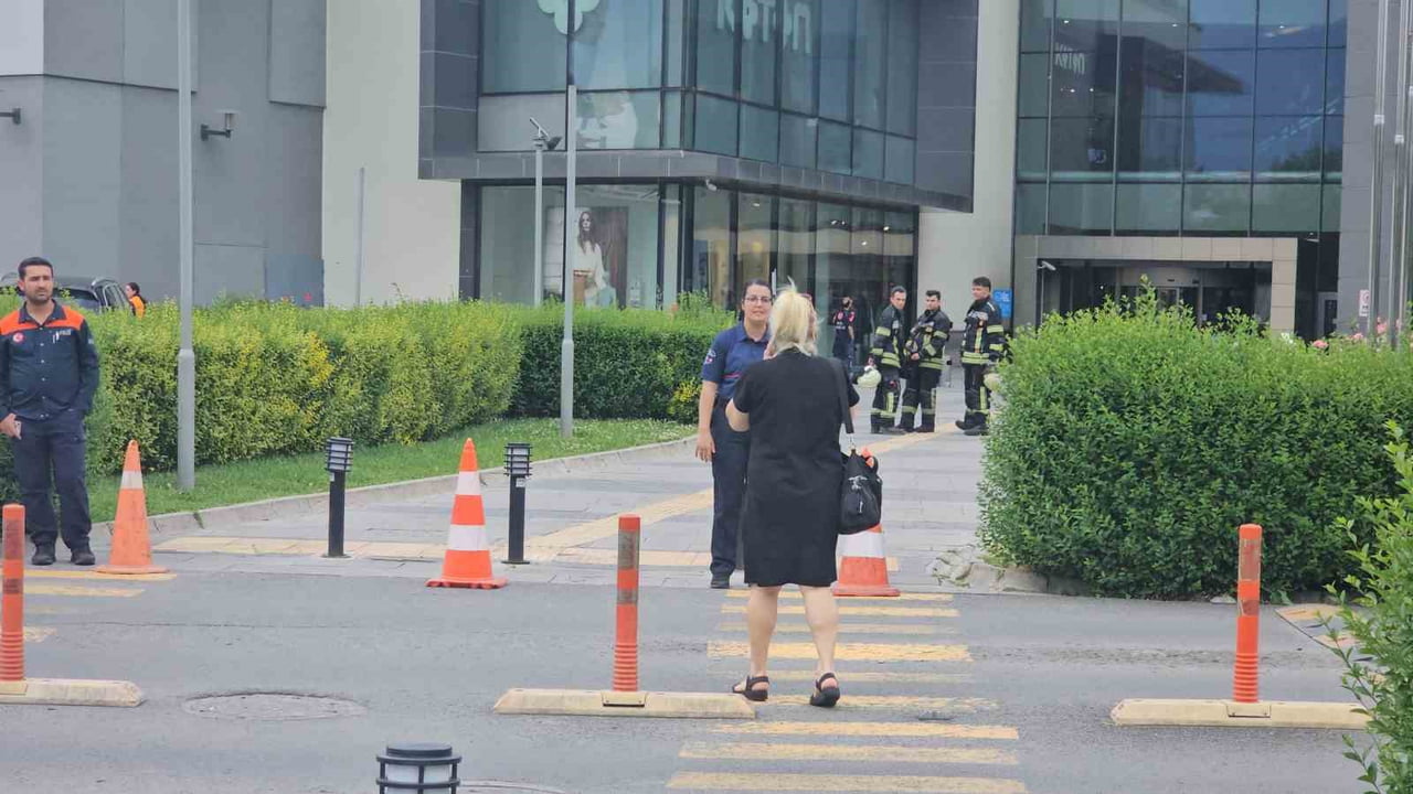 KAYSERİ'DE, FORUM KAYSERİ ÖNÜNDE YAPILAN BOMBA İHBARI EKİPLERİ HAREKETE GEÇİRİRKEN, AVM'NİN BİR...