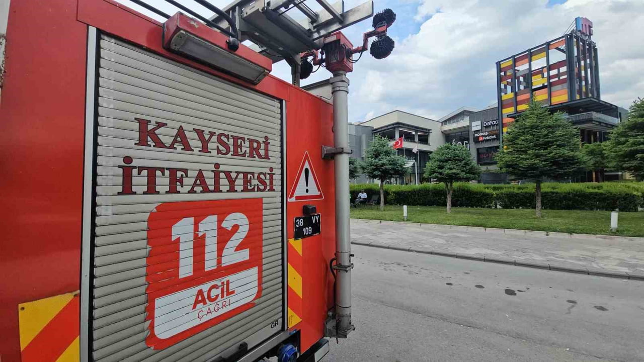 KAYSERİ'DE, FORUM KAYSERİ ÖNÜNDE YAPILAN BOMBA İHBARI EKİPLERİ HAREKETE GEÇİRİRKEN, AVM'NİN BİR...