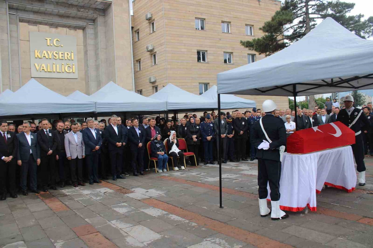 KAYSERİ'DE GEÇİRDİĞİ KALP KRİZİ SONRASI HAYATINI KAYBEDEN VALİ YARDIMCISI ŞENOL ESMER İÇİN TÖREN...