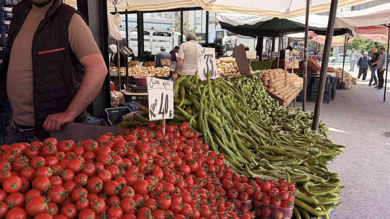 KAYSERİ'DE HAVALARIN ISINMASIYLA BERABER SEMT PAZARLARINDA SEBZE VE MEYVE FİYATLARI DÜŞTÜ.