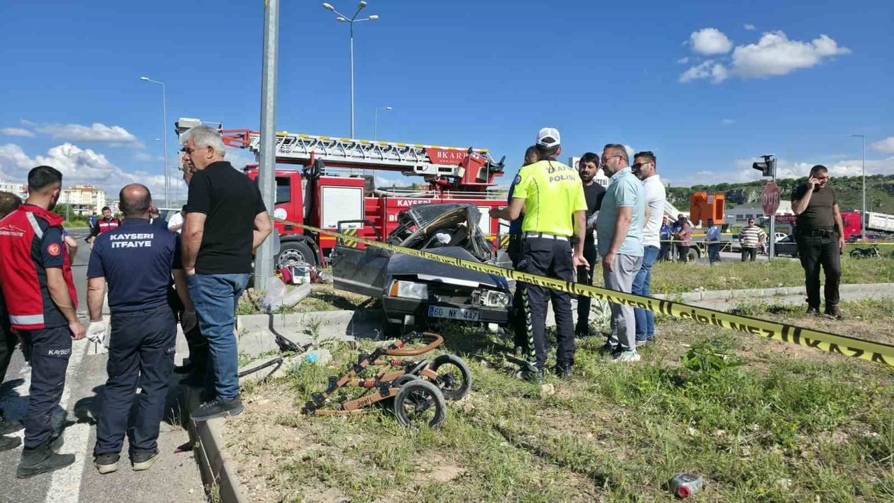 KAYSERİ'NİN BÜNYAN İLÇESİNDE İKİ OTOMOBİLİN KAVŞAKTA ÇARPIŞMASI SONUCU MEYDANA GELEN TRAFİK...