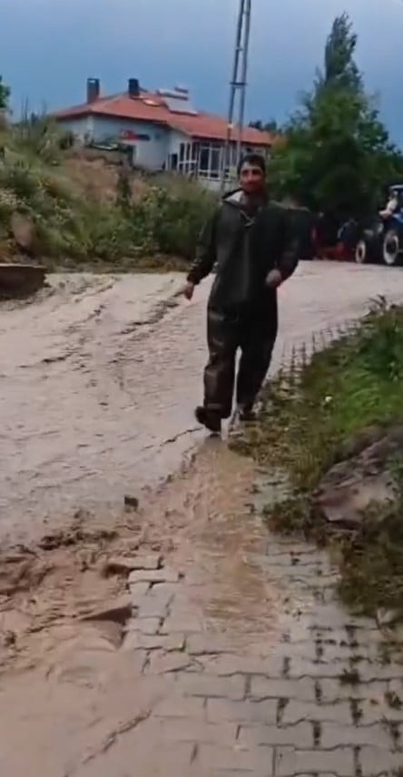 KAYSERİ'NİN DEVELİ İLÇESİNDE SAĞANAK YAĞIŞIN ARDINDAN SEL MEYDANA GELDİ.