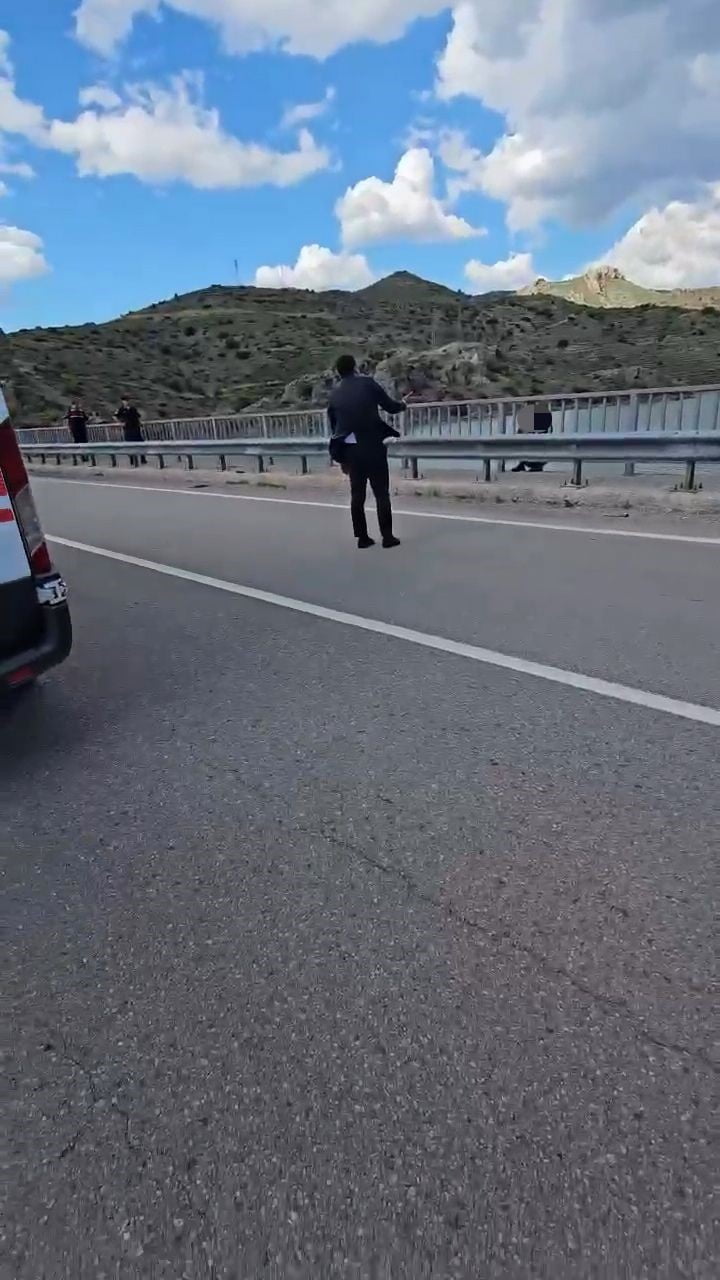 KAYSERİ'NİN FELAHİYE İLÇESİNDE VİYADÜKTEN KIZILIRMAK'A ATLAMAK İSTEYEN ŞAHSI İLÇE KAYMAKAMI M....