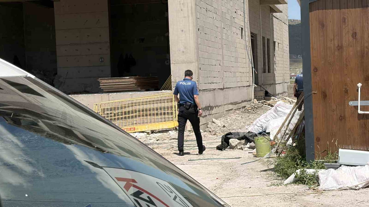 KAYSERİ'NİN KOCASİNAN İLÇESİNDE İNŞAATIN 4. KATINDAN HAVALANDIRMA BOŞLUĞUNA DÜŞEN İŞÇİ AĞIR...