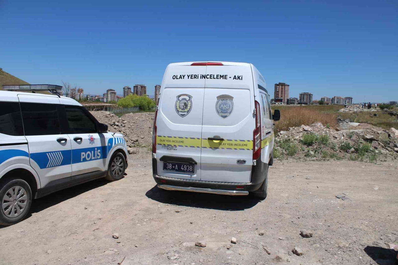 KAYSERİ'NİN MELİKGAZİ İLÇESİNDE BOŞ ARAZİDE MOLOZLARIN ARASINDA ERKEK CESEDİ BULUNDU.
