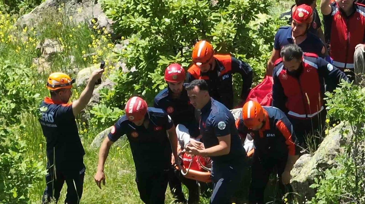 KAYSERİ'NİN MELİKGAZİ İLÇESİNDE PİKNİK YAPTIĞI SIRADA KAYALIKLARDAN AŞAĞI DÜŞEREK YARALANAN ŞAHIS...