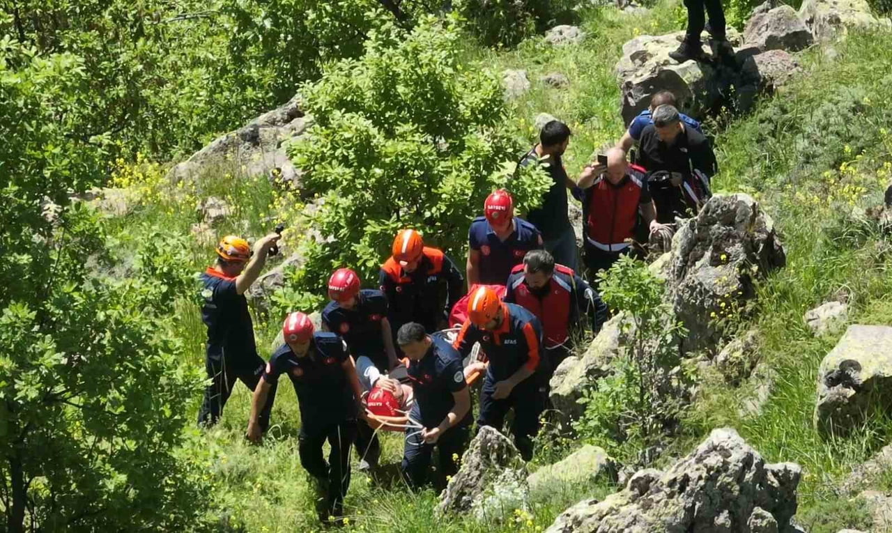 KAYSERİ'NİN MELİKGAZİ İLÇESİNDE PİKNİK YAPTIĞI SIRADA KAYALIKLARDAN AŞAĞI DÜŞEREK YARALANAN ŞAHIS...