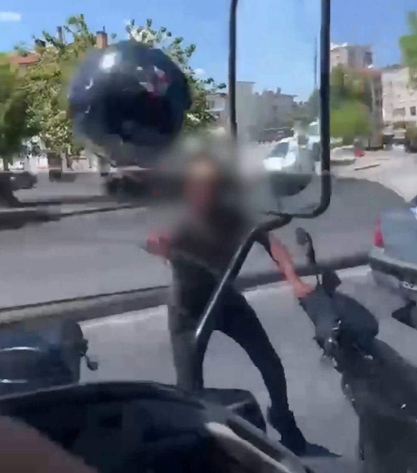 KAYSERİ'NİN MELİKGAZİ İLÇESİNDE TRAFİKTE TARTIŞTIĞI ARACIN SÜRÜCÜSÜNE KASKINI FIRLATAN MOTOSİKLET...