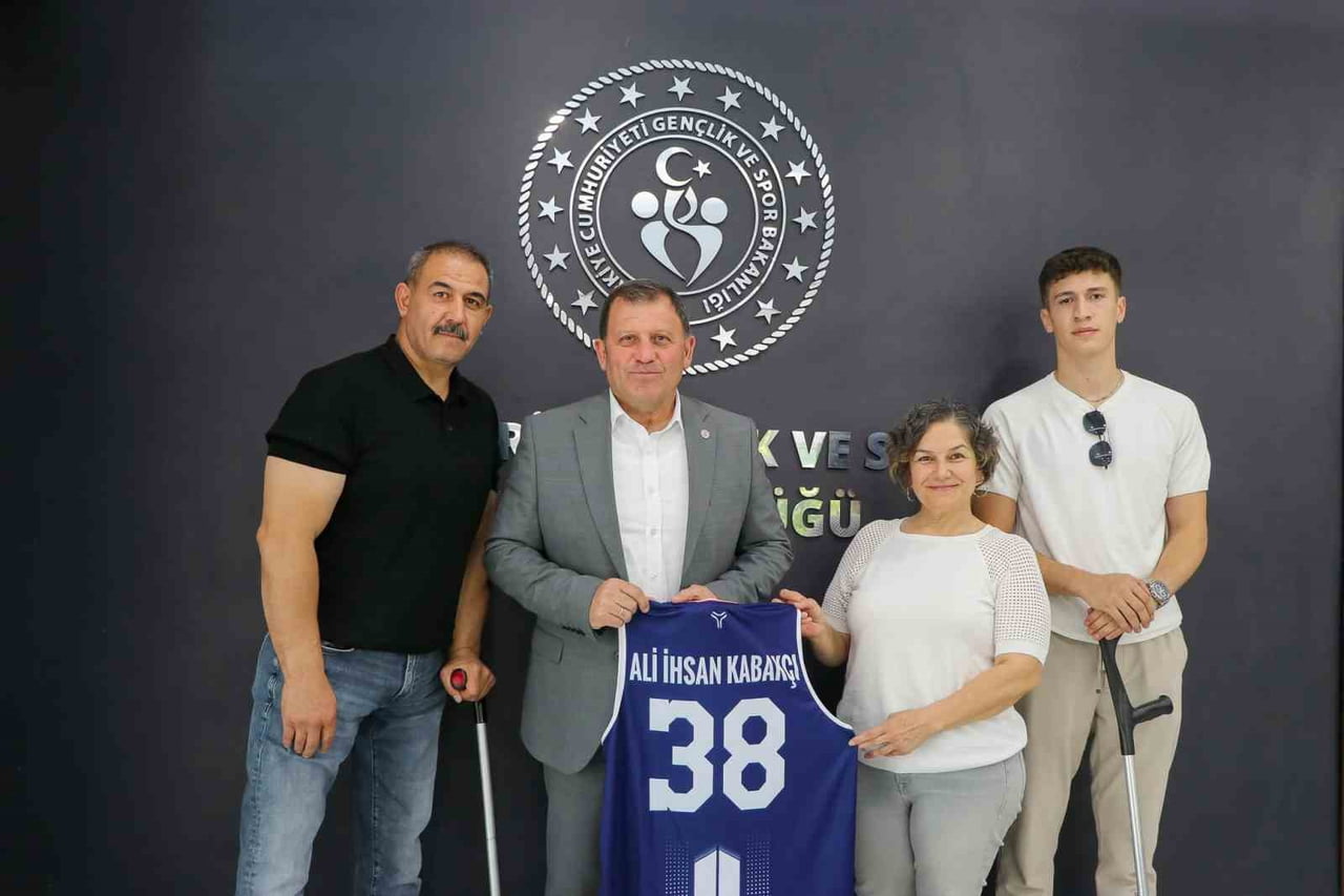 KAYSERİ BEDENSEL ENGELLİLER SPOR KULÜBÜ YÖNETİCİ VE SPORCULARI, GENÇLİK VE SPOR İL MÜDÜRÜ ALİ...