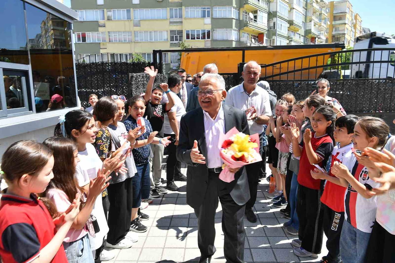 KAYSERİ BÜYÜKŞEHİR BELEDİYE BAŞKANI DR. MEMDUH BÜYÜKKILIÇ, KENTTE EĞİTİM KURUMLARINDA DÜZENLENEN...